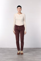 New York Slim Chinohose für Damen aus breit geripptem Samt mit slim fit ①