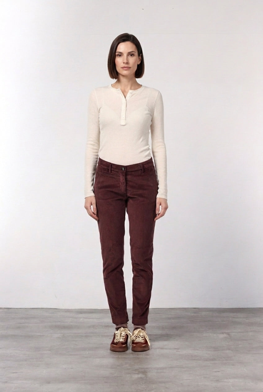 New York Slim women’s chino pants in wide-wale velvet with slim fit ①
