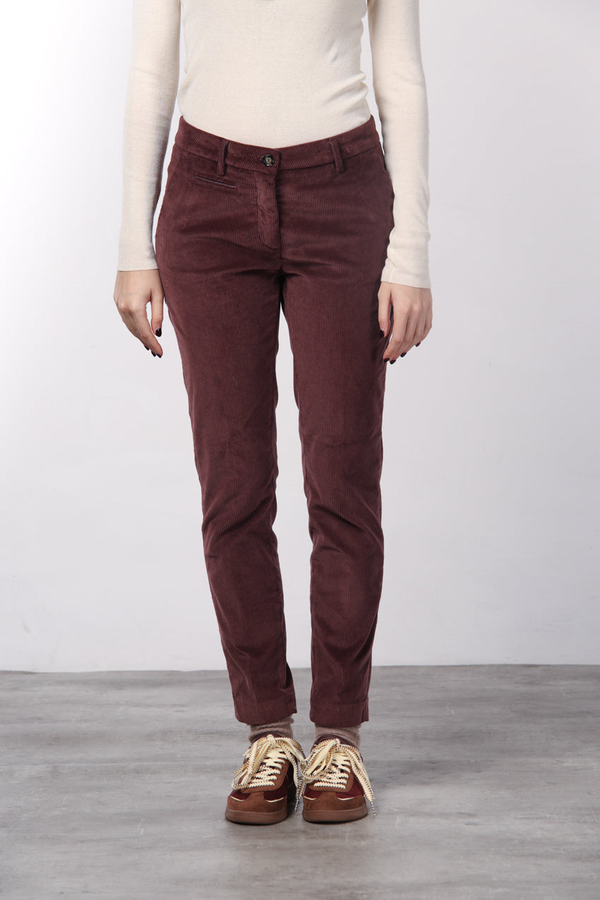 New York Slim Chinohose für Damen aus breit geripptem Samt mit slim fit ①