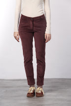 New York Slim Chinohose für Damen aus breit geripptem Samt mit slim fit ①