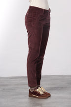 New York Slim Chinohose für Damen aus breit geripptem Samt mit slim fit ①