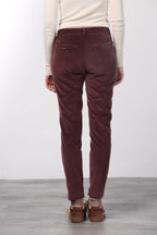 New York Slim Chinohose für Damen aus breit geripptem Samt mit slim fit ①
