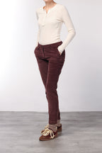 New York Slim Chinohose für Damen aus breit geripptem Samt mit slim fit ①