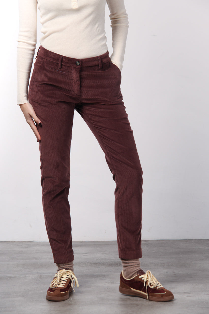 New York Slim Chinohose für Damen aus breit geripptem Samt mit slim fit ①