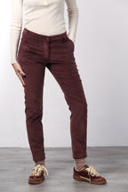 New York Slim Chinohose für Damen aus breit geripptem Samt mit slim fit ①
