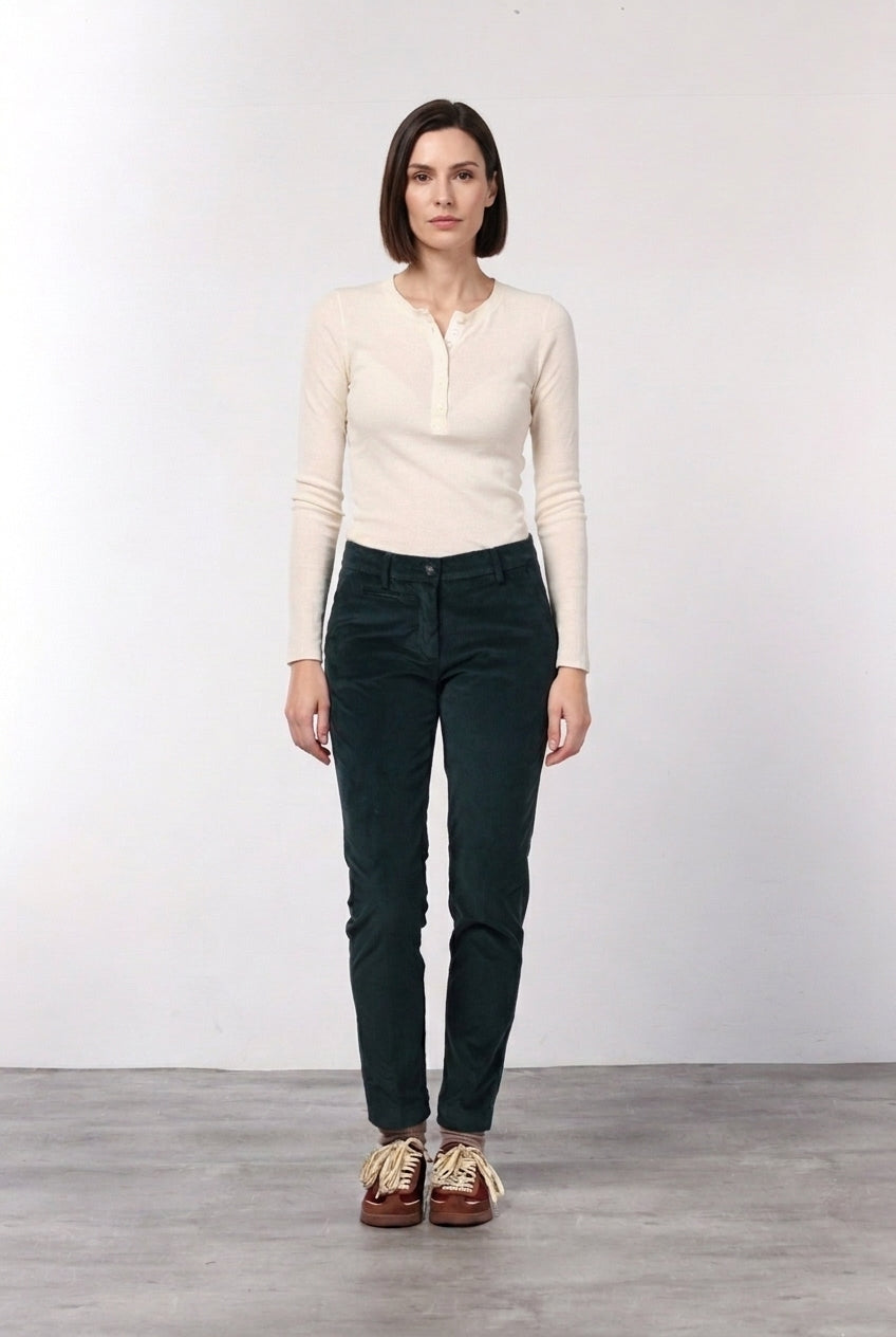 New York Slim women’s chino pants in wide-wale velvet with slim fit ①