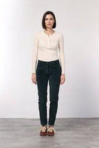 New York Slim women’s chino pants in wide-wale velvet with slim fit ①