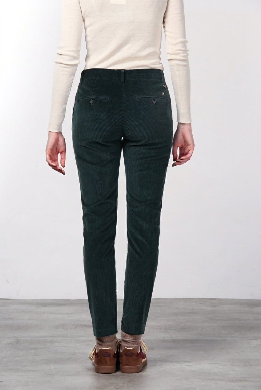 New York Slim women’s chino pants in wide-wale velvet with slim fit ①