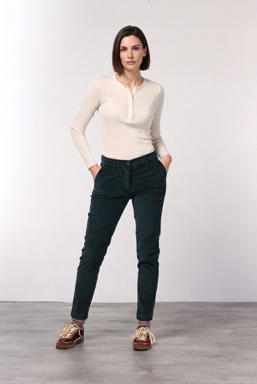 New York Slim women’s chino pants in wide-wale velvet with slim fit ①