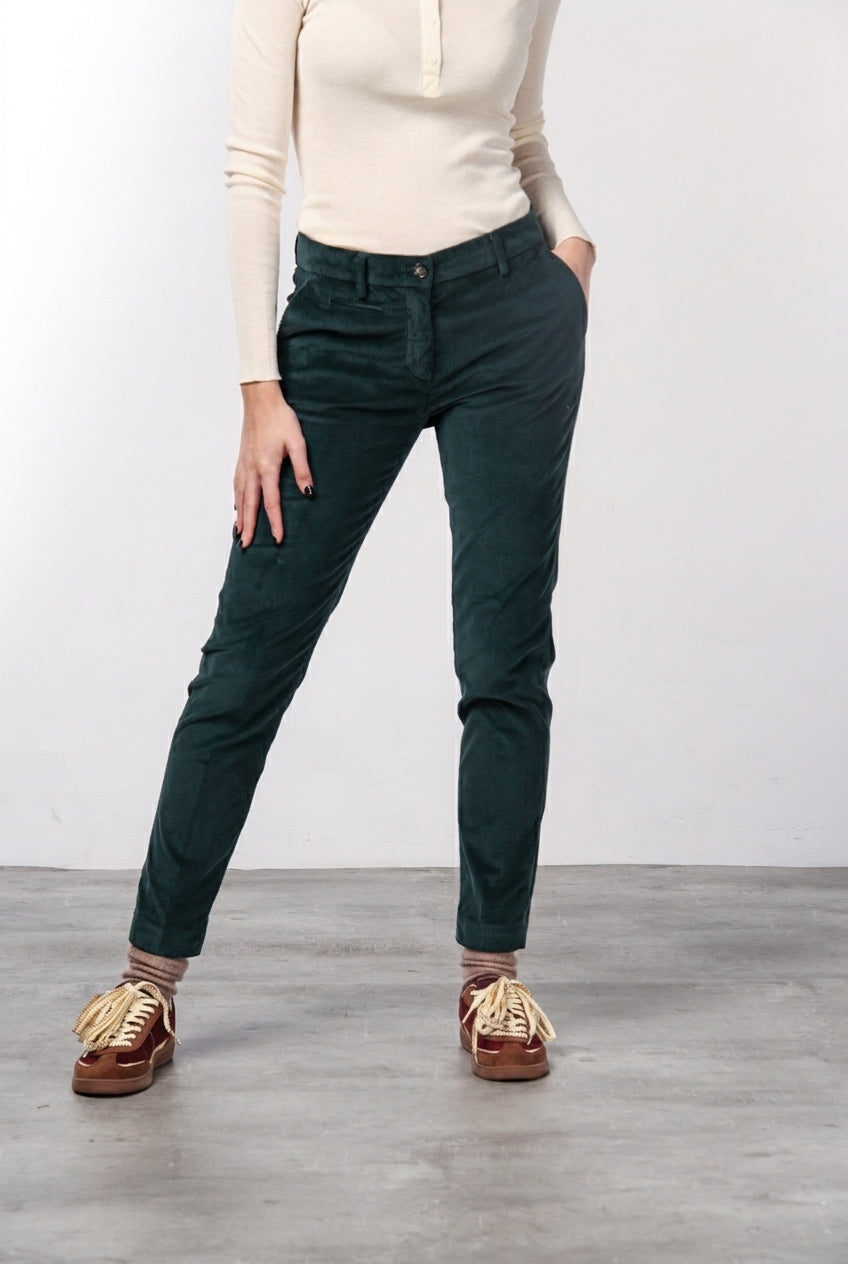 New York Slim women’s chino pants in wide-wale velvet with slim fit ①