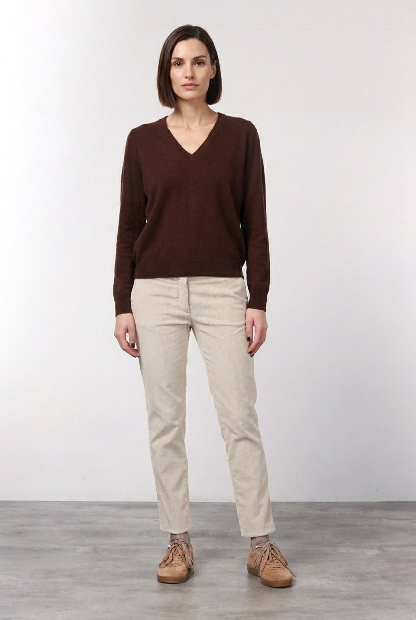 New York Slim women’s chino pants in wide-wale velvet with slim fit ①
