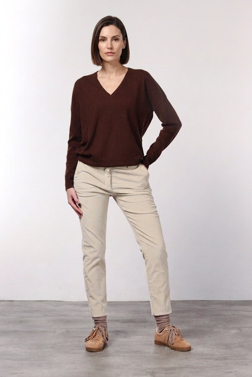 New York Slim women’s chino pants in wide-wale velvet with slim fit ①

