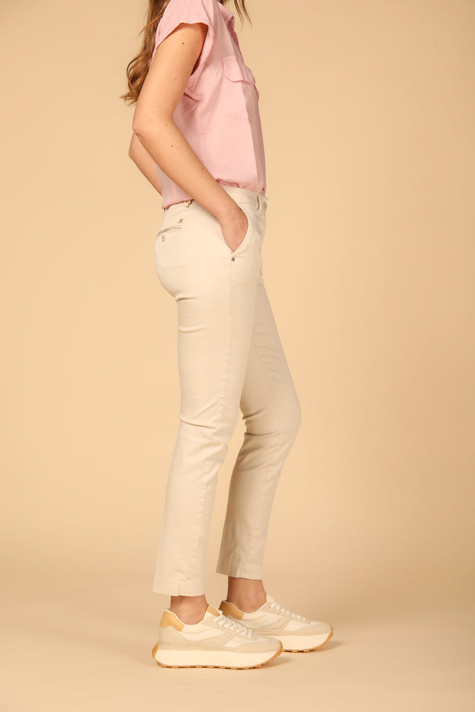 Image 4 de pantalon chino pour femme, modèle New York, couleur stuc, coupe slim de chez Mason's