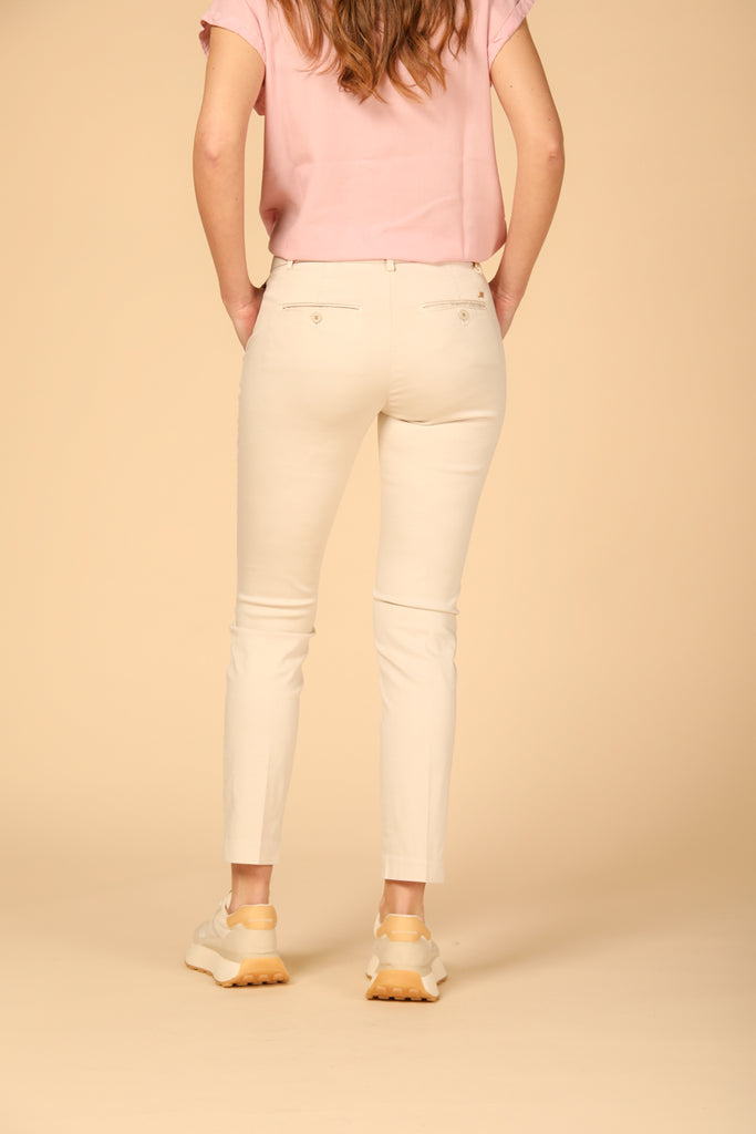 Image 5 de pantalon chino pour femme, modèle New York, couleur stuc, coupe slim de chez Mason's