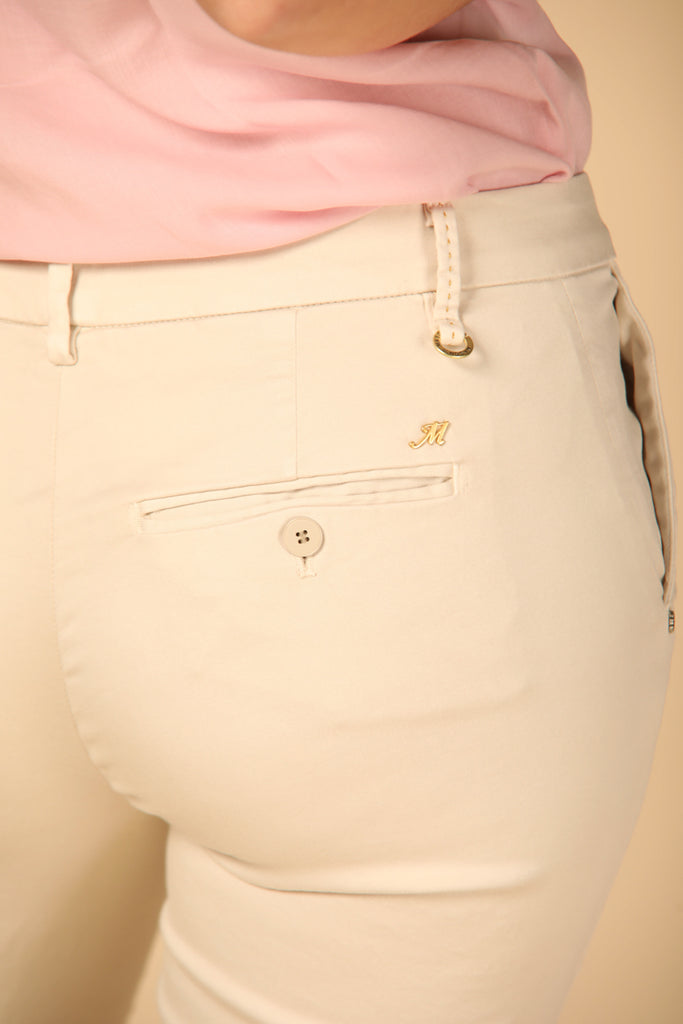 Image 3 de pantalon chino pour femme, modèle New York, couleur stuc, coupe slim de chez Mason's