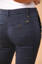 Immagine 2 di pantalone chino donna in raso stretch modello New York Slim slim fit 