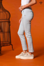 Immagine 3 di pantalone chino donna in raso stretch modello New York Slim slim fit 