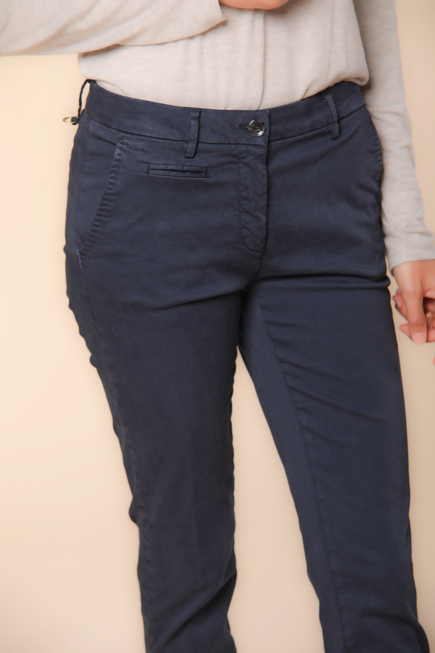 New York Slim Pantalon chino femme en satin coupe slim ①.