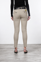 New York Slim Chinohose für Damen aus Satin mit slim fit ①
