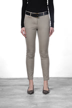 New York Slim Chinohose für Damen aus Satin mit slim fit ①

