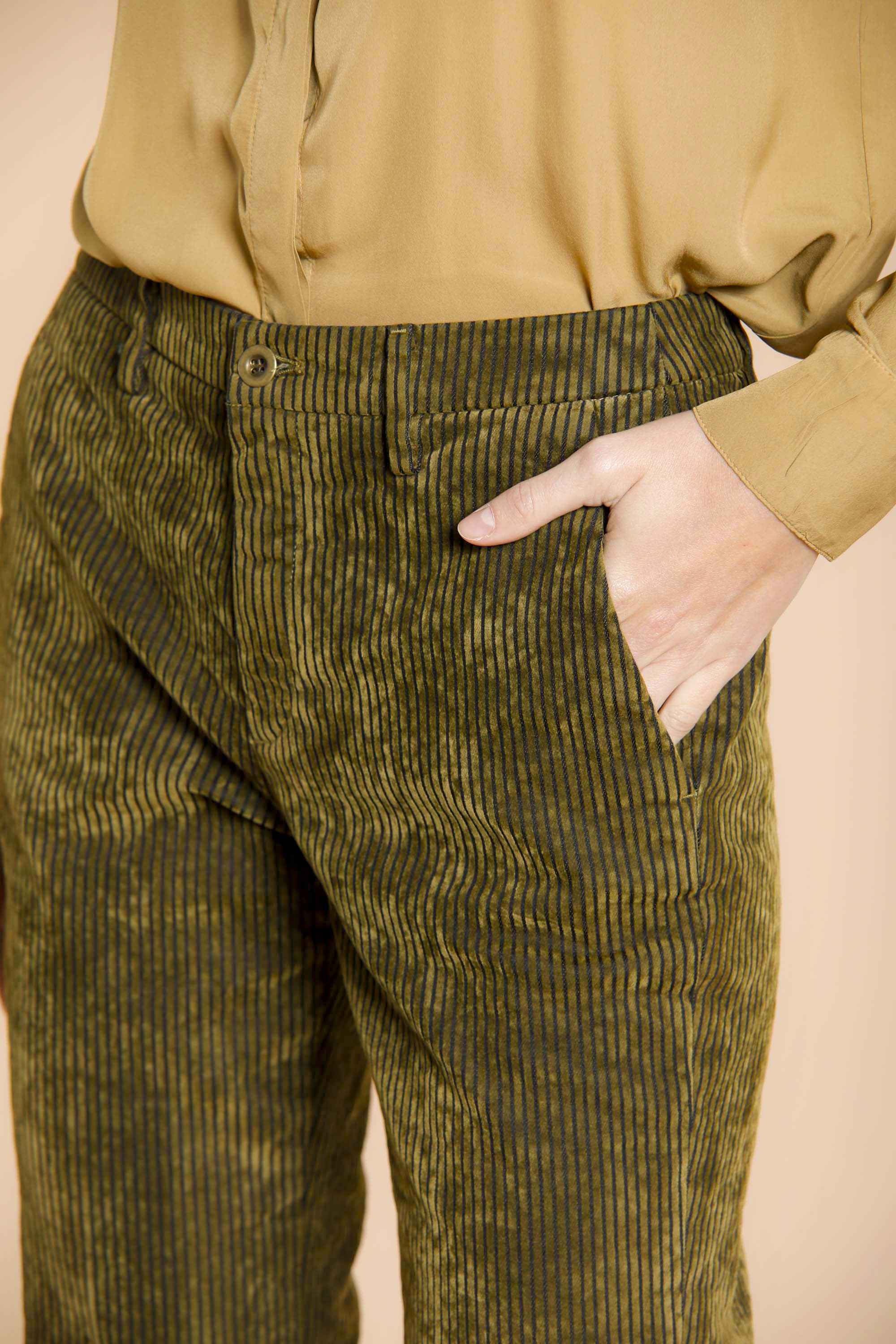 immagine 3 di pantalone chino donna in velluto colore verde modello New York Flare di Mason's