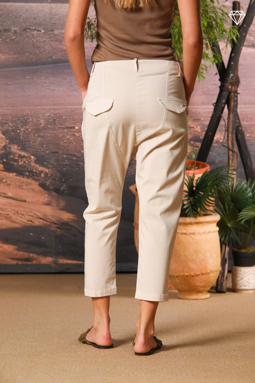 Immagine 5 di pantalone chino donna in gabardina modello Malibu Jogger carrot fit 