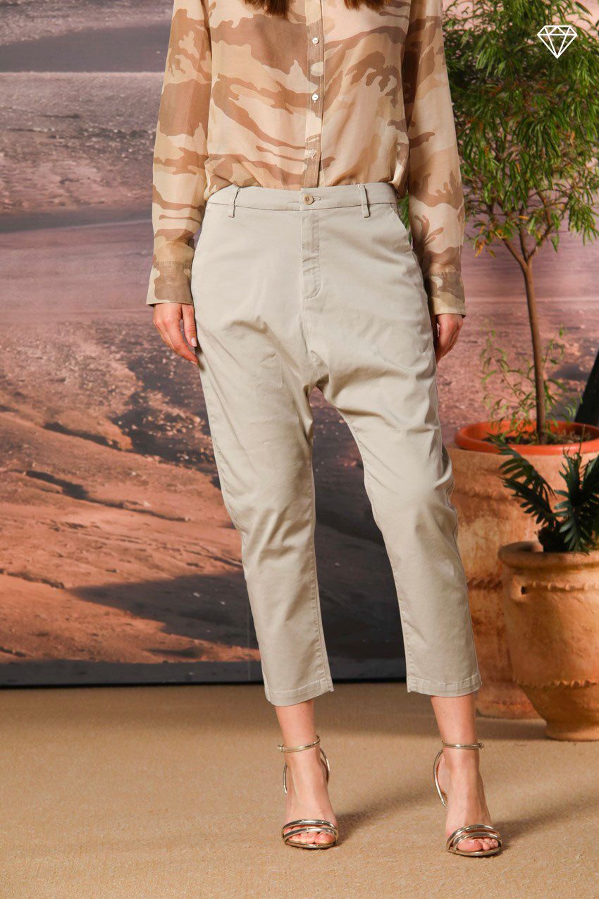 Immagine 1 di pantalone chino donna in gabardina modello Malibu Jogger carrot fit