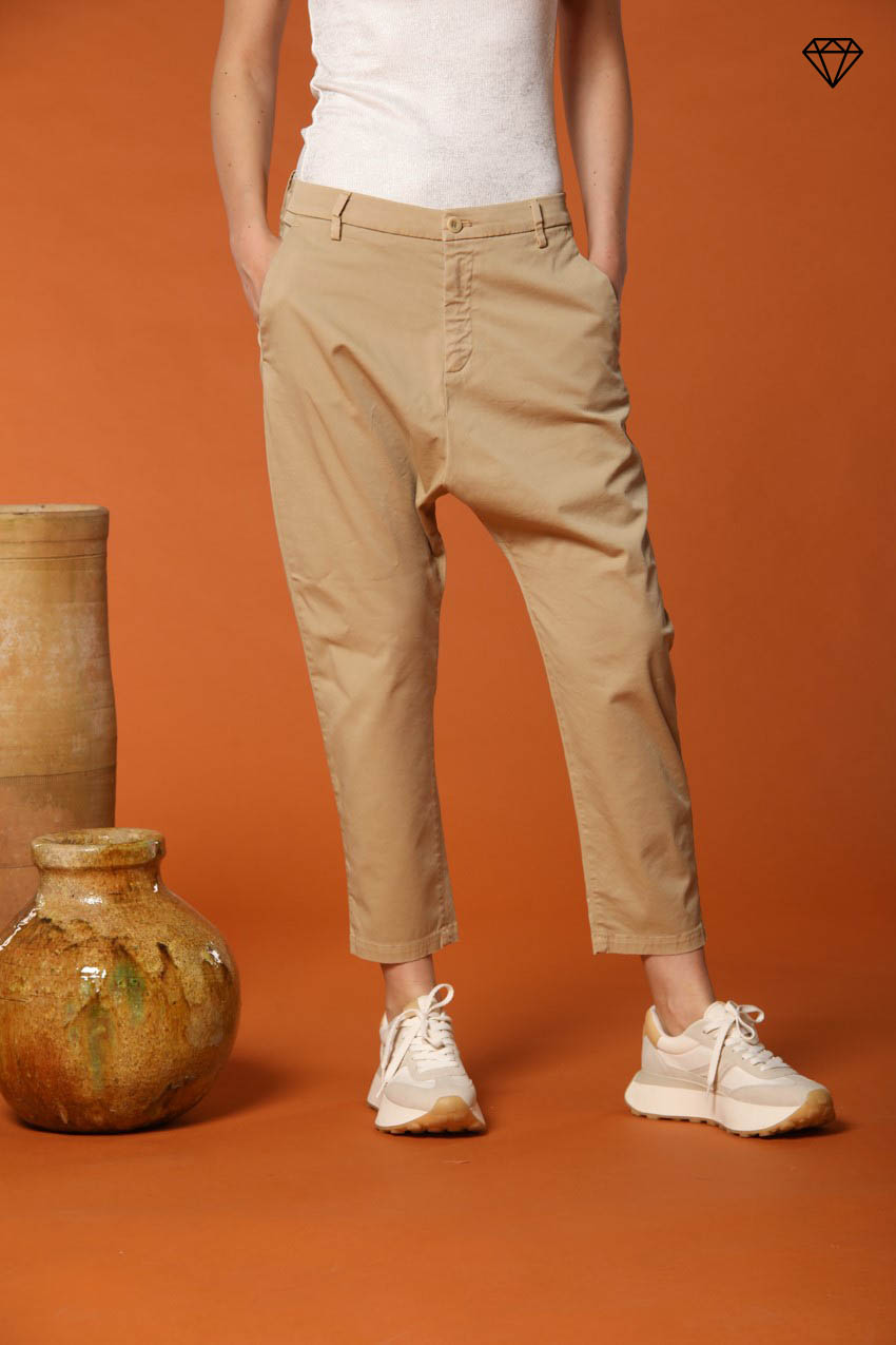 Immagine 1 di pantalone chino donna in gabardina modello Malibu Jogger carrot fit 