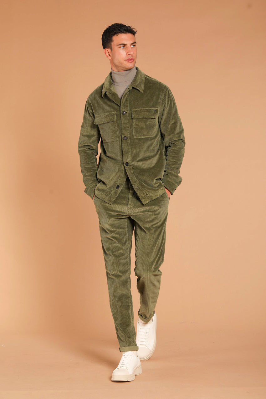 immagine 2 di overshirt uomo modello Steve in velluto di colore verde militare, fit slim di Mason's