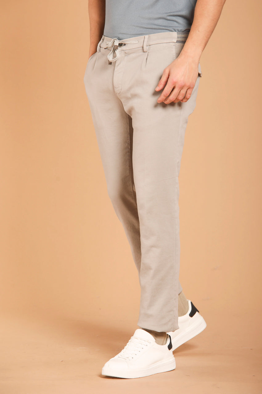 immagine 3 di pantalone chino jogger uomo modello New York Golf 1 Pinces in raso, di colore grigio. fit regular di mason's