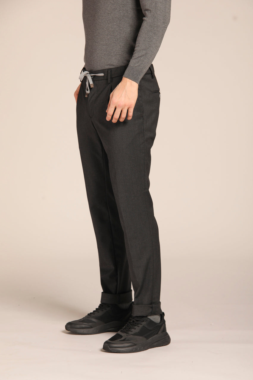 immagine 5 di pantalone chino jogger uomo modello New York 1P City String, in blu scuro, fit regular di Mason's