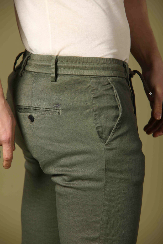 Image 4 du pantalon chino jogger pour homme, modèle Milano Jogger en vert, coupe extra slim de Mason's