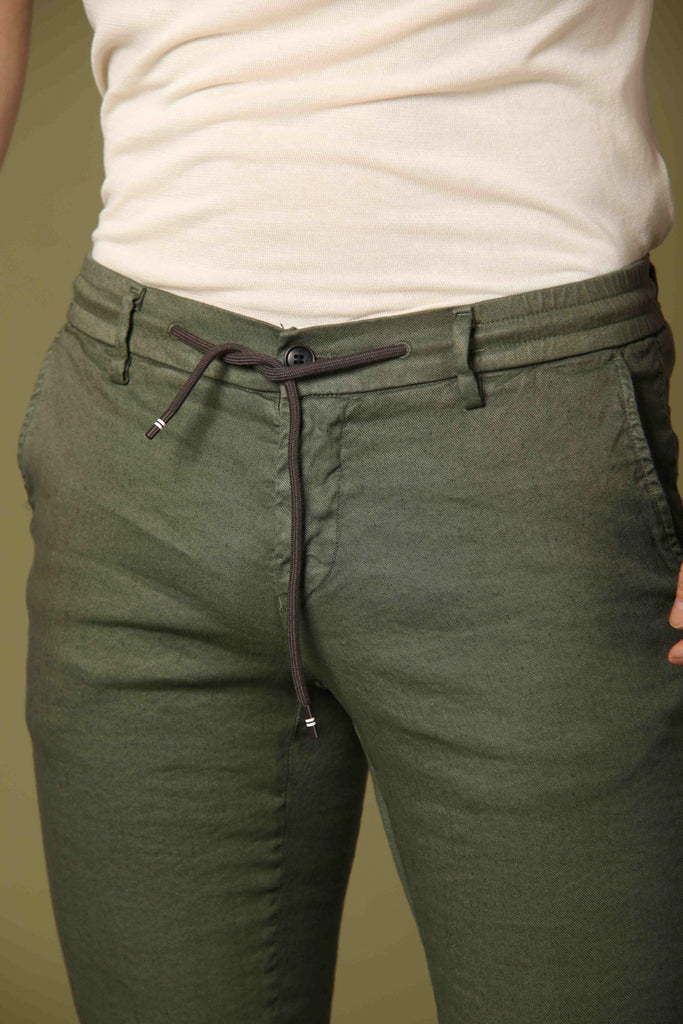 Image 3 du pantalon chino jogger pour homme, modèle Milano Jogger en vert, coupe extra slim de Mason's