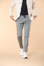 Milano Jogger Travel pantalon chino jogger homme en satin technique travel stretch Extra Slim Fit