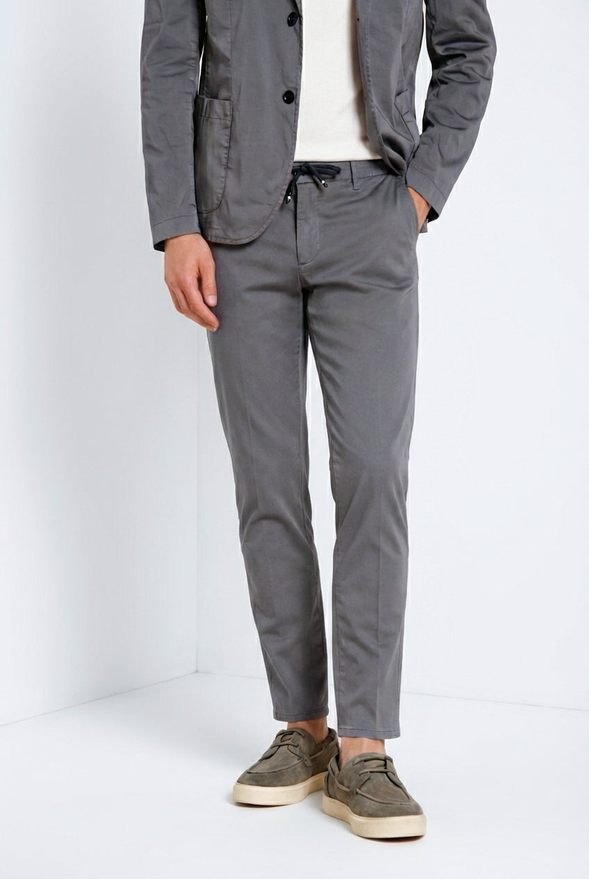 Milano Jogger Travel pantalon chino homme en satin technique travel stretch extra slim fit