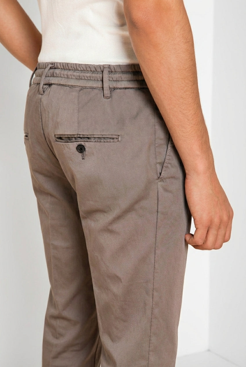 Milano Jogger Travel Hose Chino Herren aus technischem Travel Stretch Satin extra slim fit