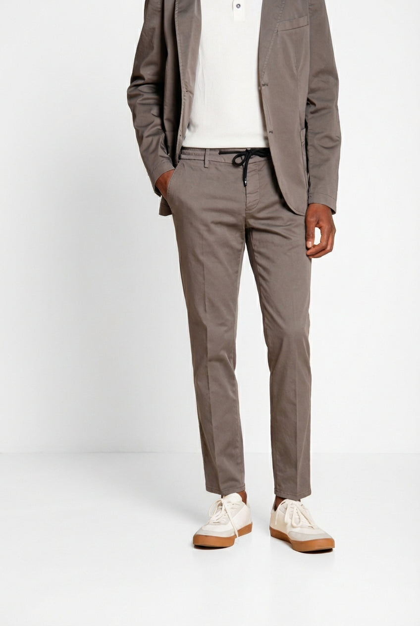 Milano Jogger Travel Hose Chino Herren aus technischem Travel Stretch Satin extra slim fit