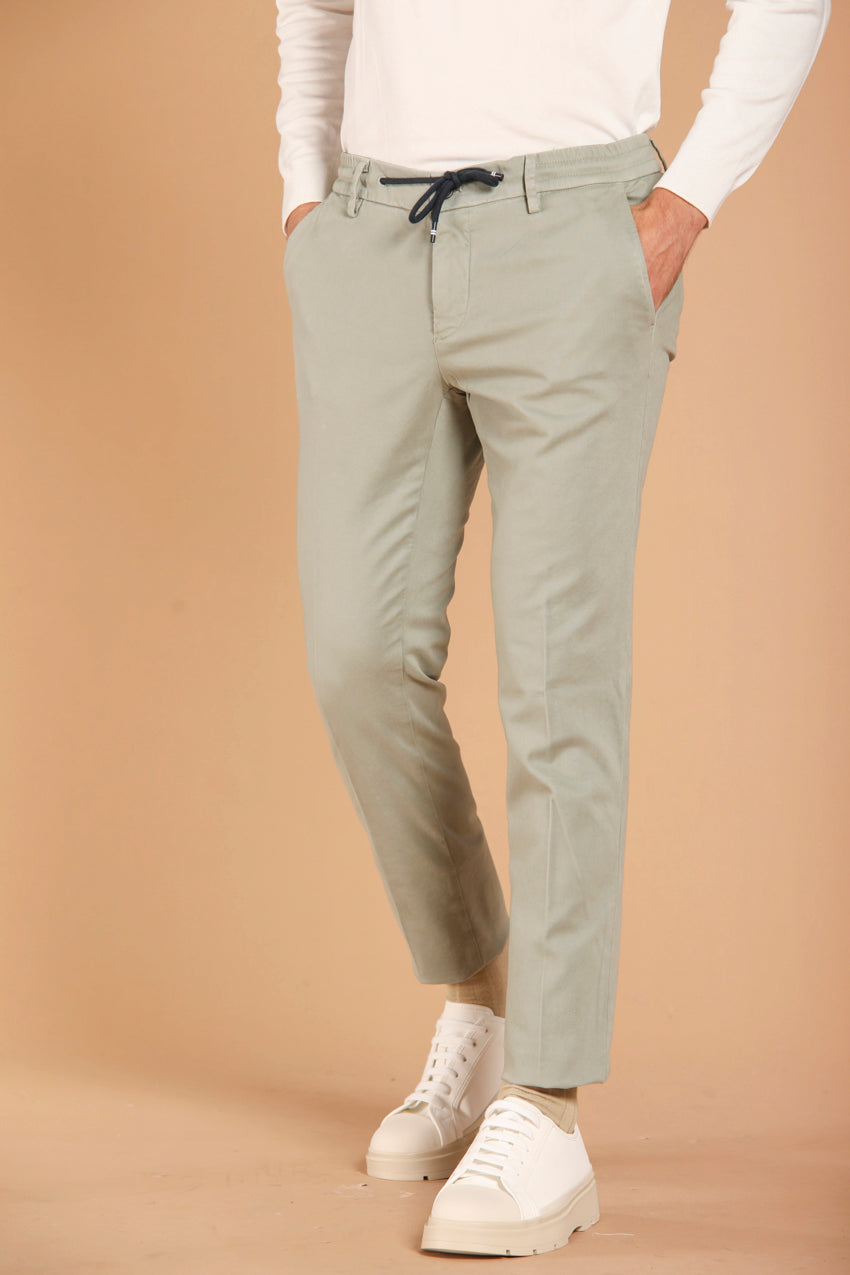 immagine 2 di pantalone chino uomo modello Milano Jogger in gabardina di colore verde, fit extra slim di Mason's