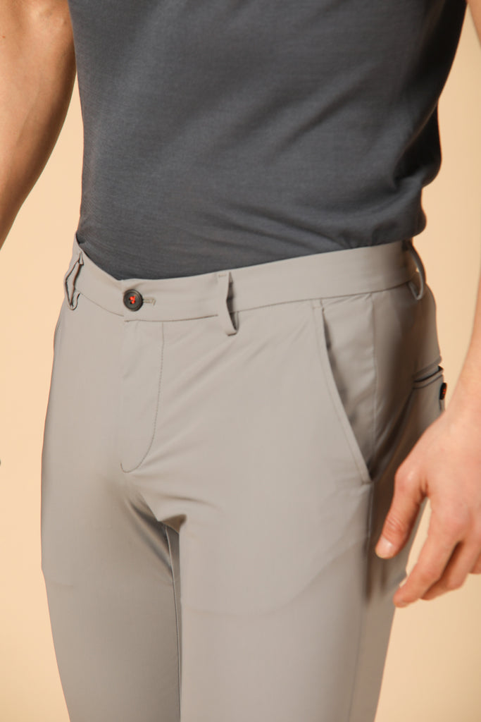 Image 3 de pantalon chino jogger homme modèle Milano Style Dynamic en gris clair, coupe extra slim de Mason's