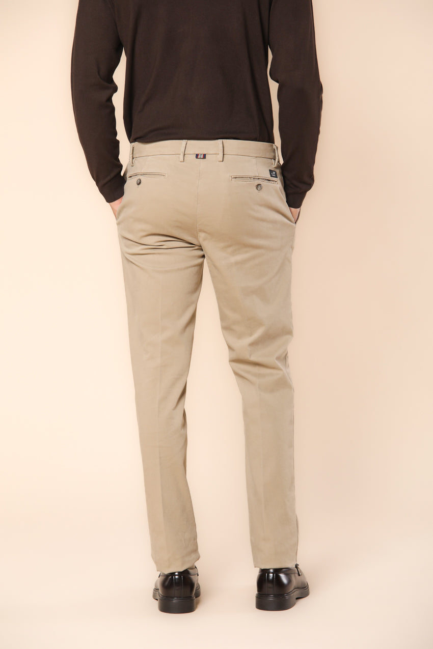 New York Pantalon chino homme en gabardine stretch coupe régulière  ①.