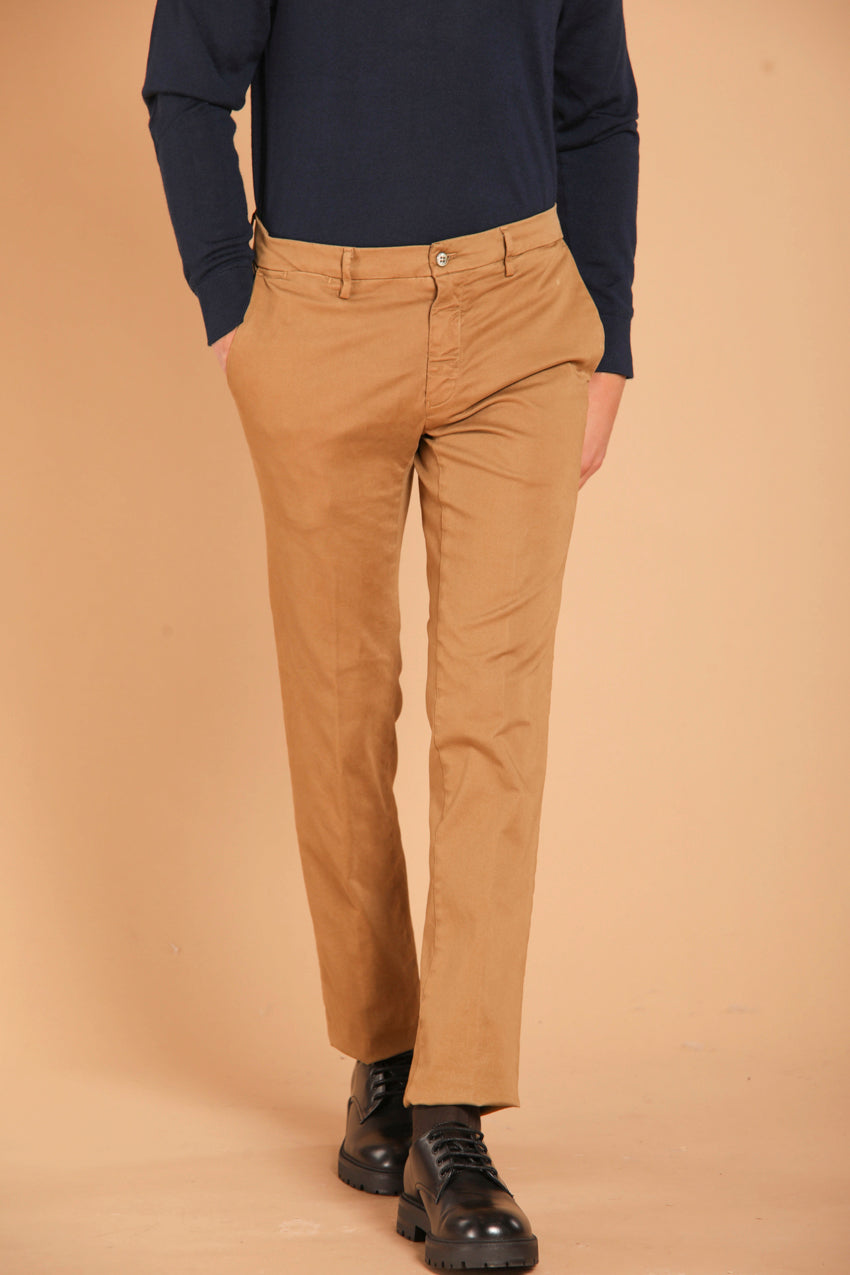 immagine 4 di pantalone chino uomo modello New York di colore biscotto, regular fit di mason's