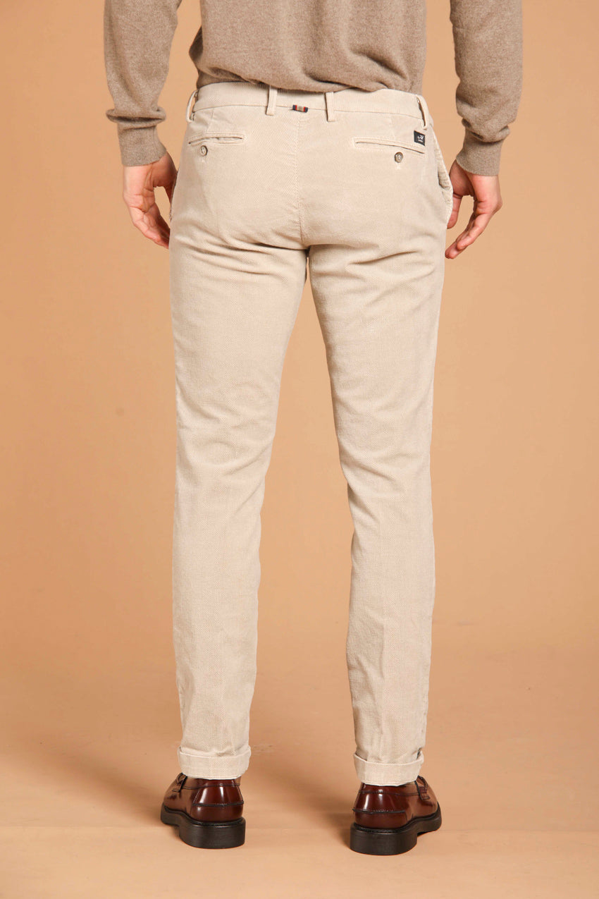 immagine 4 di pantalone chino uomo modello New York, di colore ghiaccio, fit regular di mason's