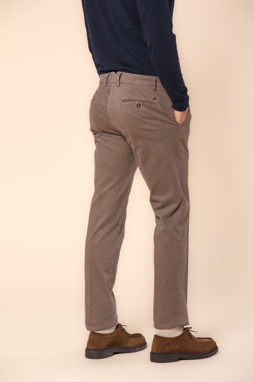 New York Times men's chino pants in gabardine with tailoring details regular fit