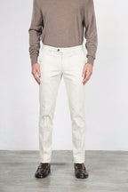 New York men’s chino pants in stretch gabardine with regular fit ①
