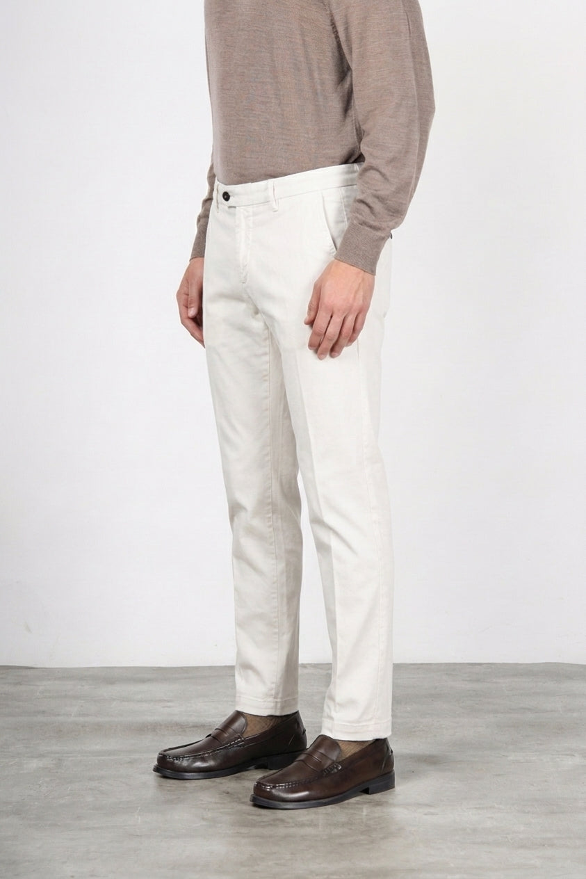New York men’s chino pants in stretch gabardine with regular fit ①
