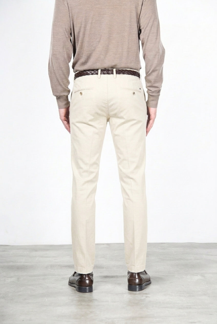 New York men’s chino pants in stretch gabardine with regular fit ①
