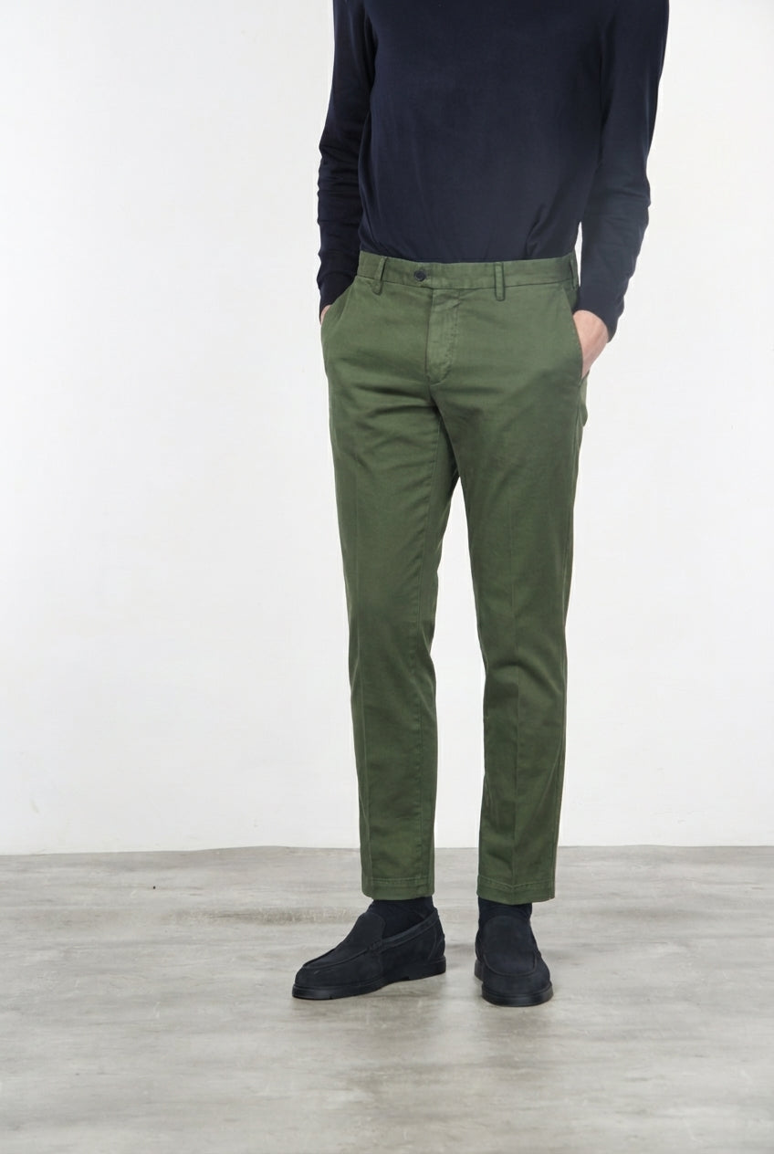 New York men’s chino pants in cotton and wool gabardine with regular fit