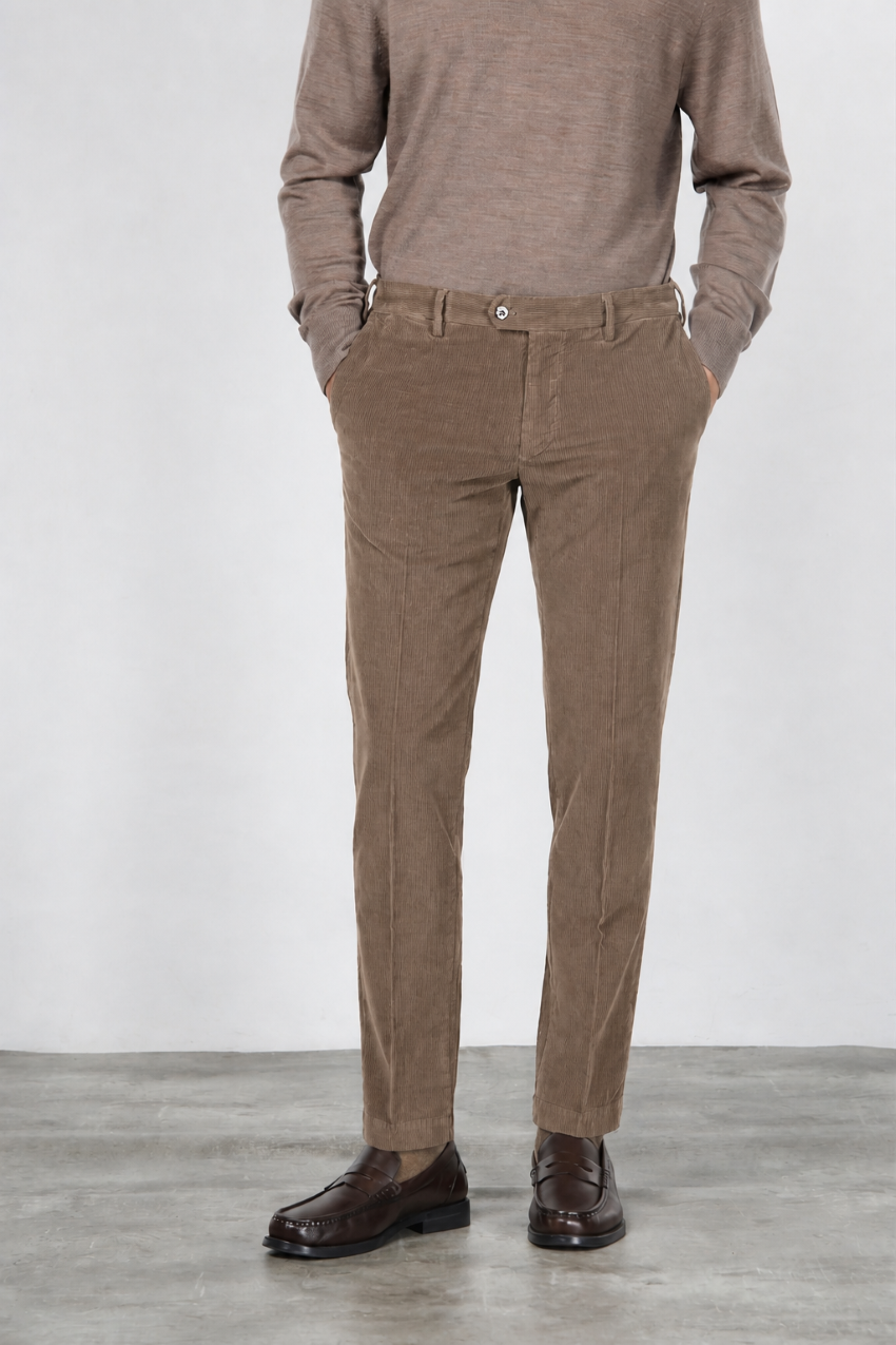 New York Chinohose für Herren aus stretchigem 2000-Rippen-Samt mit regular fit ①
