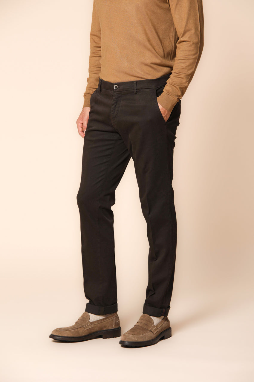 Milano pantalon chino homme en gabardine stretch coupe extra slim  ①.