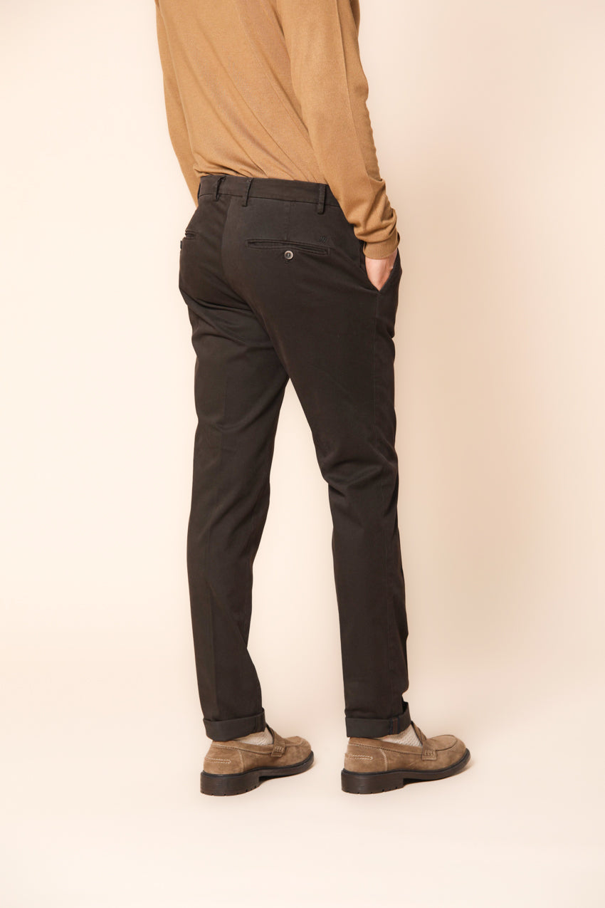 Milano pantalon chino homme en gabardine stretch coupe extra slim  ①.